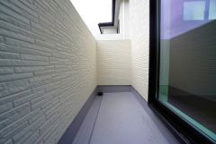 陽当たり、風通しの良いバルコニー＾＾天気のいい日にはお布団もまとめて干せそうですね＾＾