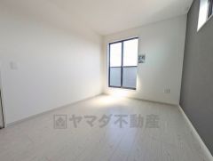 2階6帖洋室。主寝室としてお使いいただけそうなこちらのお部屋は、日当たりが良く、爽やかな風を感じて起きる朝は、快適生活の始まりに。