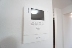 防犯はもちろん、セールスマン対策にもなるモニター付きインターホンです。 来訪者の顔が見えるので安心ですね＾＾