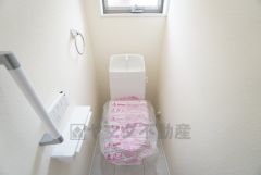 ウォシュレット、暖房便座、節電・節水機能など、使い勝手のよい高機能トイレです。 上部には収納棚が付いています＾＾