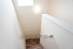 ご年配の方でも安心できる、手すり付き階段です＾＾段差も低めで設定されてますので安全性にも優れてますね＾＾