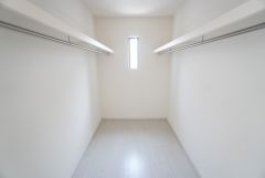 2階全居室にハンガーパイプ付きのウォークインクローゼットが設けられています。たっぷり収納できるので衣替えの心配もいりませんね＾＾