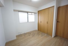 家具を選ばないナチュラルな色合いの壁紙とフローリング。