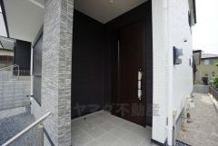 採光のためのスリットが入った玄関ドア。