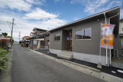 前面道路。北側約4ｍ公道。