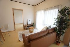 大きな窓のあるリビングは、陽光あふれる明るい空間です。居心地良く、ご家族皆がゆったり寛げる憩いの空間となりそうです。