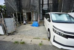 駐車スペースはゆとりある2台分を確保。マイカー用に、お客さま用に、余裕を持ってご利用いただけます。