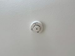 火災報知器が設置されていることで、火災の発生をいち早く感知し、就寝中や留守中でも素早く危険を知らせてくれるため、家族の安全を確保し被害を最小限に抑えられます。