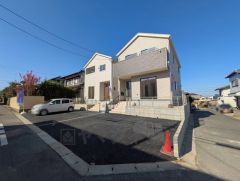 現地（2025年11月）撮影。 2号棟。カースペース2台付き＾＾