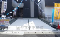 駐車スペースはゆとりある2台分を確保。マイカー用に、お客さま用に、余裕を持ってご利用いただけます。