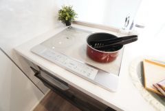 お手入れのしやすいIHクッキングヒーターです。3口コンロなので、効率よくお料理が楽しめます。毎日のお料理も楽しくなりますね＾＾