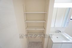 洗面室には可動棚タイプの収納が設けられています＾＾雑然とした洗面室がすっきり片付けやすくなりますね＾＾ 