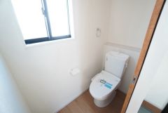 1階2階の2ヶ所にトイレがありますので、忙しい朝にも家族に気を使わず、ゆとりが生まれますね＾＾ 小窓付きで換気する時に便利です＾＾