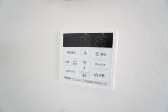 おいだき機能つきなのでお風呂に入る時間が異なるご家庭には嬉しいですね。ボタン一つで快適で便利な生活が＾＾