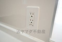 流し台とコンロの間にコンセントを設置しました。最新調理家電を使って時短できますよ＾＾