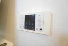 湯量・湯温の設定、そして保温までワンタッチのフルオートバス。便利な追い炊き機能付きです。