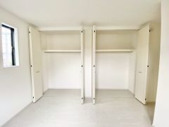 洋室にはハンガーパイプ付きのクローゼットが設けられています。たっぷり収納できるので衣替えの心配もいりませんね＾＾