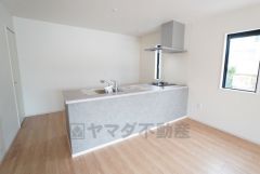 窓から光が差し込む明るいダイニング＾＾キッチン横にはパントリー完備＾＾