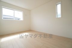6帖。2面採光を確保した明るい室内は、風通しも良く、大変居心地の良い空間となっております。日当たりがよく、子供部屋としての利用もおすすめ。 