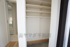 玄関にはシューズクローク付き。ご家族全員分の靴からベビーカーやゴルフバッグなどもしっかり収納できます＾＾向かいにシューズボックスも付いています＾＾