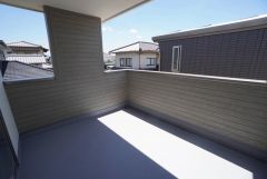 幅広のインナーバルコニーは多少の雨でも洗濯物を守ってくれ、家事を助けてくれること間違いなし。眩しすぎる日差しも和らげます。
