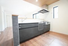 対面式キッチンなのでリビングにいるご家族とコミュニケーションを取りながら洗い物や、お料理が楽しめそうですね＾＾