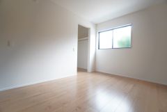 主寝室としてお使いいただけそうなこちらのお部屋は、日当たりが良く、爽やかな風を感じて起きる朝は、快適生活の始まりに。