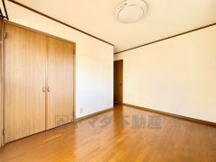 6.5帖。住む人のこだわりを活かす洋室＾＾広めのクローゼットもあり荷物もすっきり片付けられ、ゆとりのある暮らしが出来ます＾＾ 