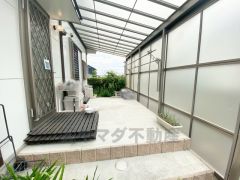 洗濯スペース上部には屋根付き。 急な雨でも洗濯物を守ってくれ、家事を助けてくれること間違いなし。眩しすぎる日差しも和らげます。 