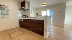 対面式キッチンなのでリビングにいるご家族とコミュニケーションを取りながら洗い物や、お料理が楽しめそうですね＾＾