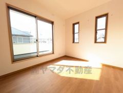 2面採光を確保した明るい室内は、風通しも良く、大変居心地の良い空間となっております。日当たりがよく、子供部屋としての利用もおすすめ。 