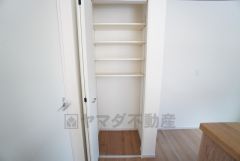 キッチン後方に広々としたパントリー付き＾＾洗面室にも近く、食料品だけでなく日用品などの収納にも＾＾