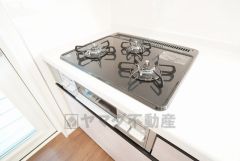 3種類の料理が同時に調理できる、3口ガスコンロ。忙しい夕食の支度時間が短縮できて効率よくお料理が楽しめます。