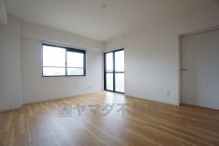 8帖。主寝室としてお使いいただけそうなこちらのお部屋は、日当たりが良く、爽やかな風を感じて起きる朝は、快適生活の始まりに。 