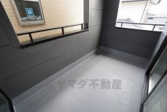 幅広のインナーバルコニーは多少の雨でも洗濯物を守ってくれ、家事を助けてくれること間違いなし。眩しすぎる日差しも和らげます。 