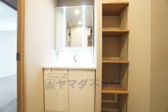 三面鏡裏収納付き洗面化粧台です＾＾洗面台横には収納棚付き＾＾