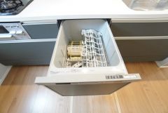 食事の後の手間を解消する食器洗い乾燥機付。冬場の洗い物で手荒れの悩みもなくなります。手洗いよりも節約できて便利。