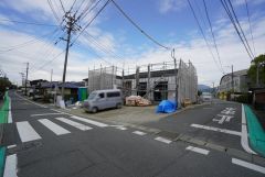 前面道路。 西側約5.2ｍ公道。南側約4.2ｍ公道。 前面道路が広々としているので、駐車もラクラクです＾＾