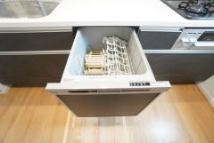 食事の後の手間を解消する食器洗い乾燥機付。冬場の洗い物で手荒れの悩みもなくなります。手洗いよりも節約できて便利。