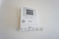 防犯はもちろん、セールスマン対策にもなるモニター付きインターホンです。お子さん1人での留守番時にも活躍しそうです。