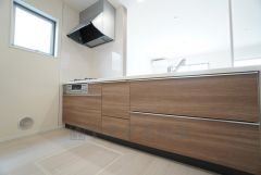 対面式キッチンなのでリビングにいるご家族とコミュニケーションを取りながら洗い物や、お料理が楽しめそうですね＾＾