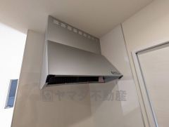 調理時の蒸気や匂いが換気扇に誘導され、効率的に排煙ができます＾＾