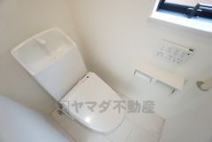 温水洗浄機付トイレです。トイレは2ヶ所設けられているので、来客時にも気兼ねなく使えますね。小窓付きで換気も出来ます。