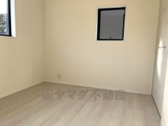 2面採光を確保した明るい室内は、風通しも良く、大変居心地の良い空間となっております。日当たりがよく、子供部屋としての利用もおすすめ。