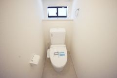 1階2階の2ヶ所にトイレがありますので、忙しい朝にも家族に気を使わず、ゆとりが生まれますね＾＾ 小窓付きで換気する時に便利です＾＾