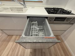 炊事時間を大幅に短縮できる食器洗浄乾燥機付き＾＾食器を洗う手間が減るので家族とのコミュニケーションの時間や自分の時間が増えますね。 