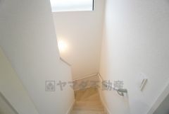 お子様も高齢の方も安心して上り下りができる手摺がついた安心設計です。