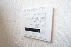 浴室暖房乾燥機には、暖房、乾燥、涼風、換気の4つの機能が付いています。タイマー付きです。換気・雨の日の洗濯も安心です＾＾