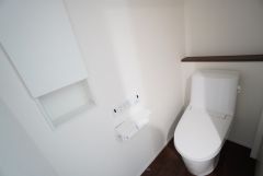 ウォシュレット、暖房便座、節電・節水機能など、使い勝手のよい高機能トイレです。 上部には収納棚が付いています＾＾