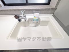 大きなお鍋も楽々洗える幅の広いシンクです＾＾ステンレスシンクなので簡単にお掃除できますよ。洗剤やスポンジもすっきりできる収納付き。